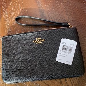 MAKE AN OFFER! 🌟Coach large wristlet - Brand New!